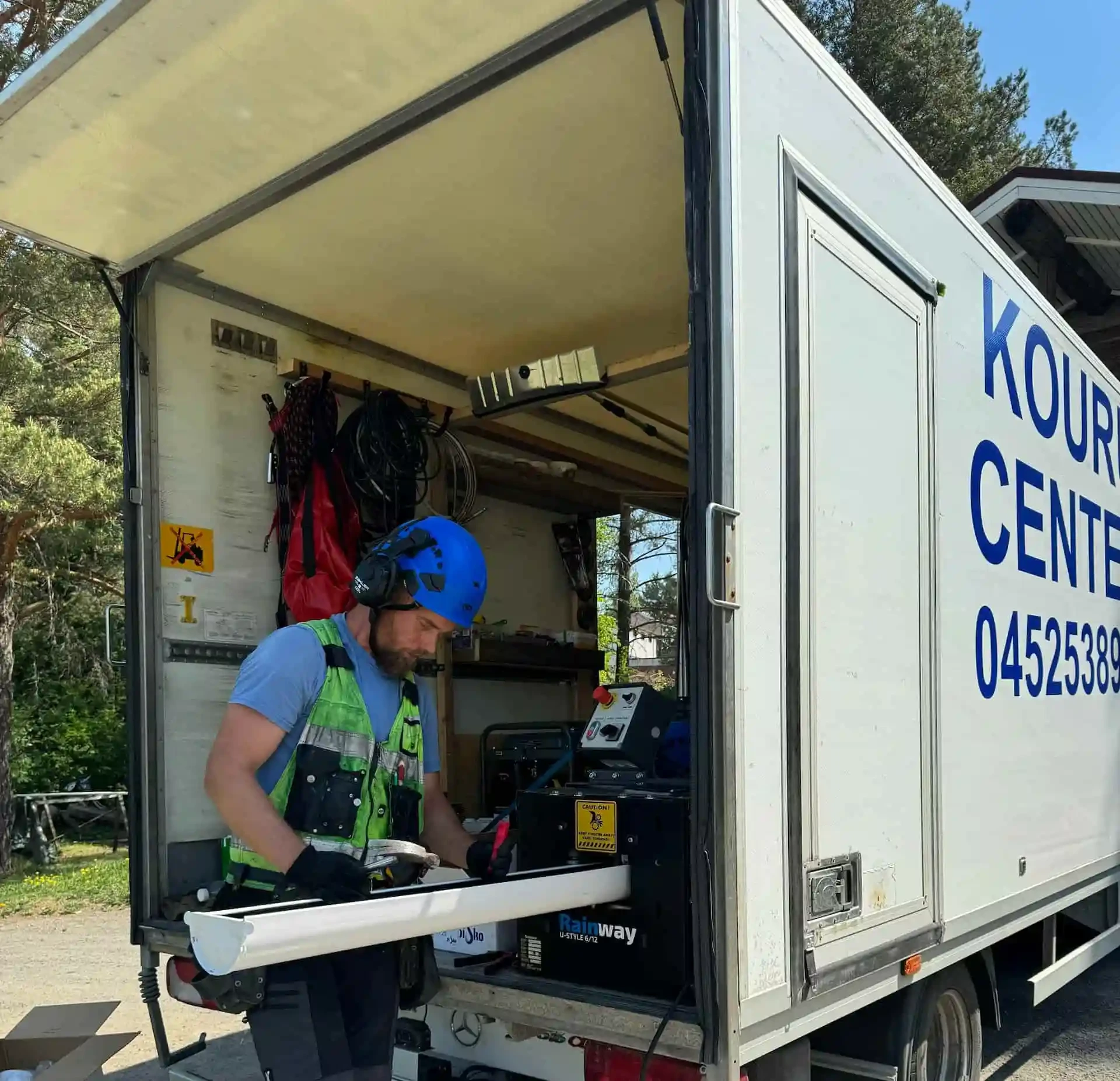 Saumattomien vesikourujen valmistus suoraan autosta työmaalla