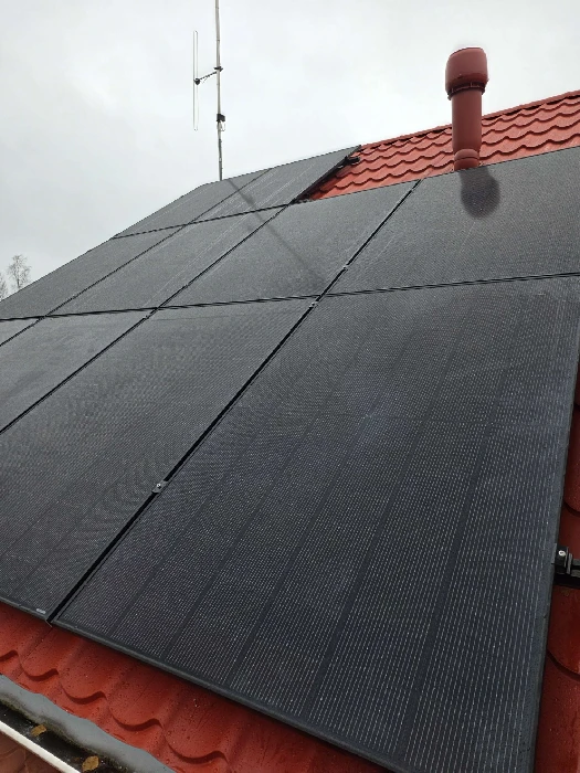 Aurinkopaneelien asennus valmis kohde