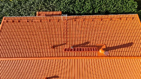 Katon maalaus kesällä