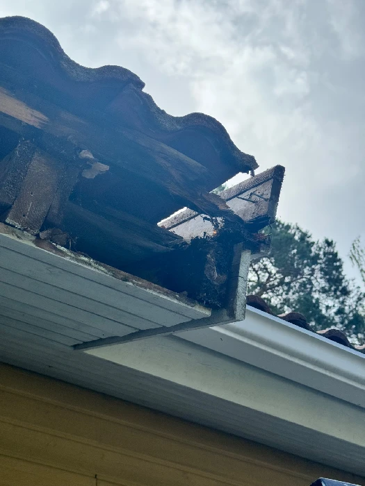 Vesivahinko rakenteissa puutteellisen pellityksen vuoksi