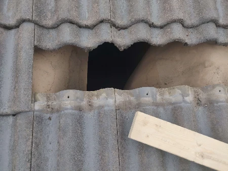 Rikkinäinen ja reikäinen tiilikaton aluskate, josta vesi pääsee läpi.