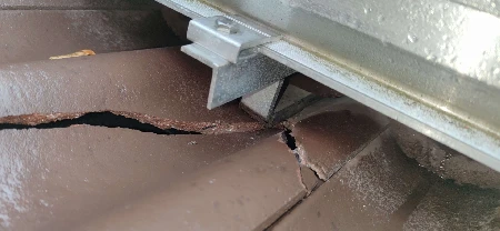 Rikkinäinen kattotiili, joka päästää veden aluskatteelle.