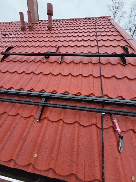 Aurinkopaneelien kiinnityskiskojen asennus katolle