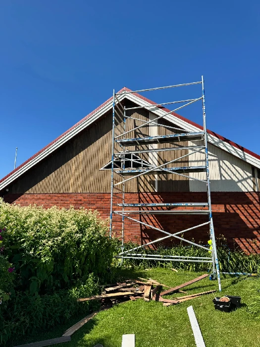 Julkisivun paneelien vaihto ja maalaus telineiltä käsin