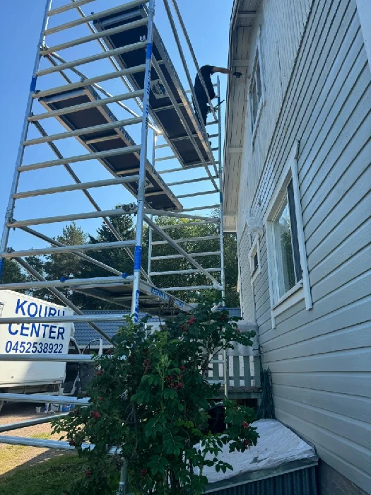 Kourucenterin ammattilaisen maalaustyö käynnissä