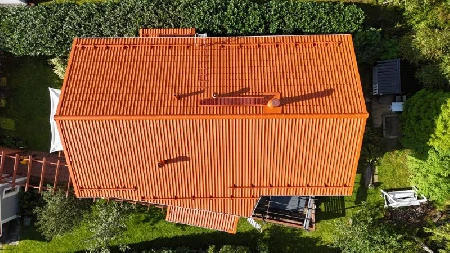 Dronella otettu ilmakuva maalatusta tiilikatosta