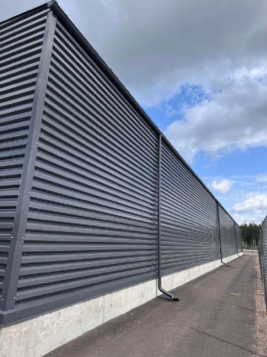 Sadevesijärjestelmän asennus suureen teollisuushalliin