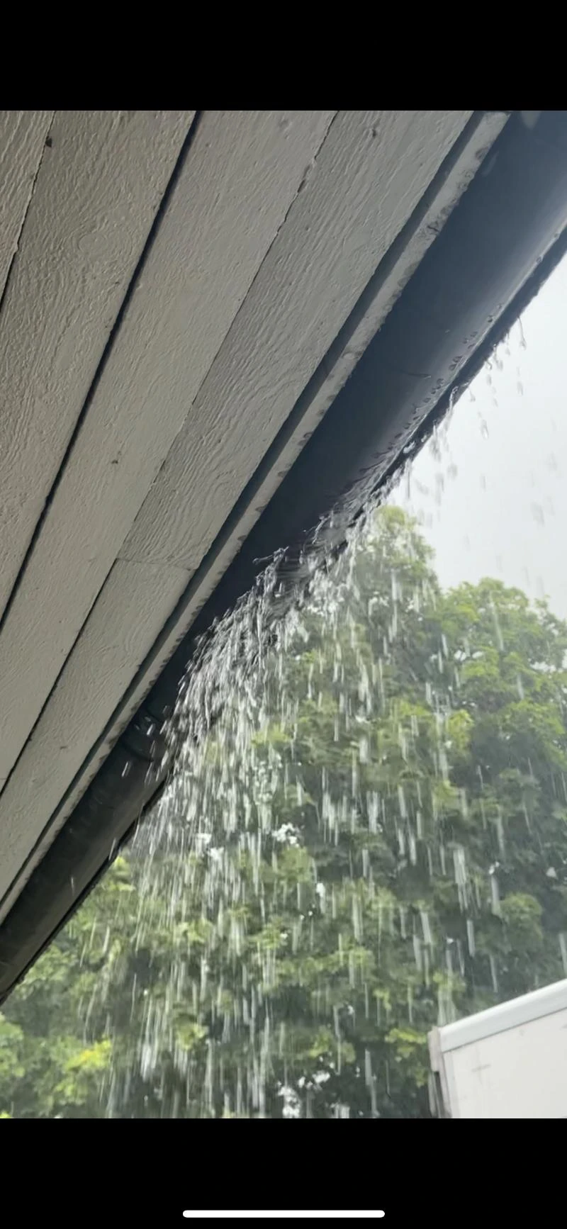 Yli tulviva vesikouru keväällä