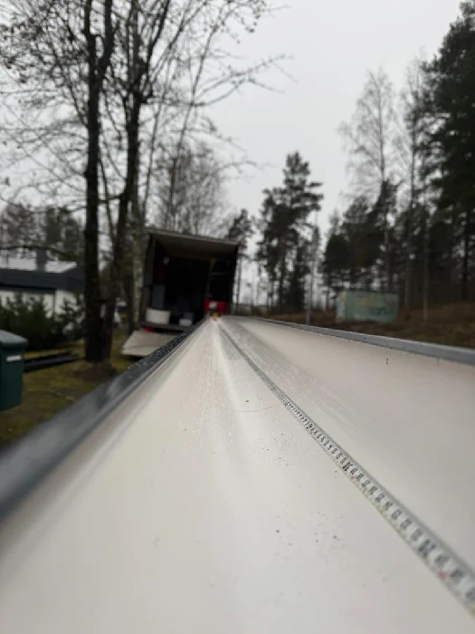 Kourukone tuottaa saumatonta ränniä suoraan asennusautosta