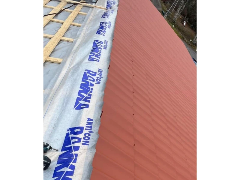 Kattopellin asennusta