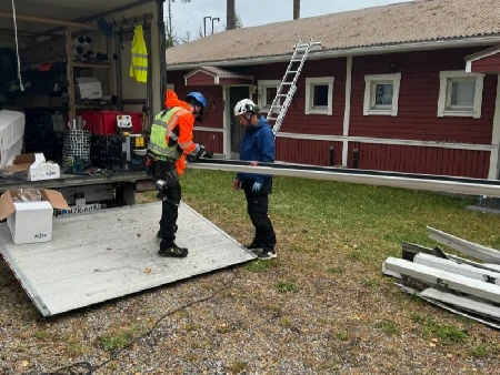 Mustat tyylikkäät Pisko syöksytorvet ja rännit asennettuna puutaloon